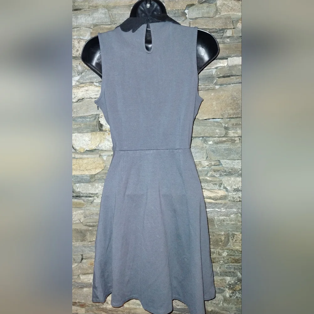 Modcloth gray aline Sleeveless dress with black scalloped collar,  size s - Picture 3 of 9